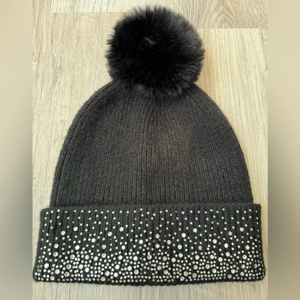 Madden NYC women’s beanie hat with decorative trim and pom-pom. Excellent condi